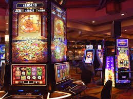 Ruang permainan live casino merahtoto dengan dealer dan meja berkualitas HD